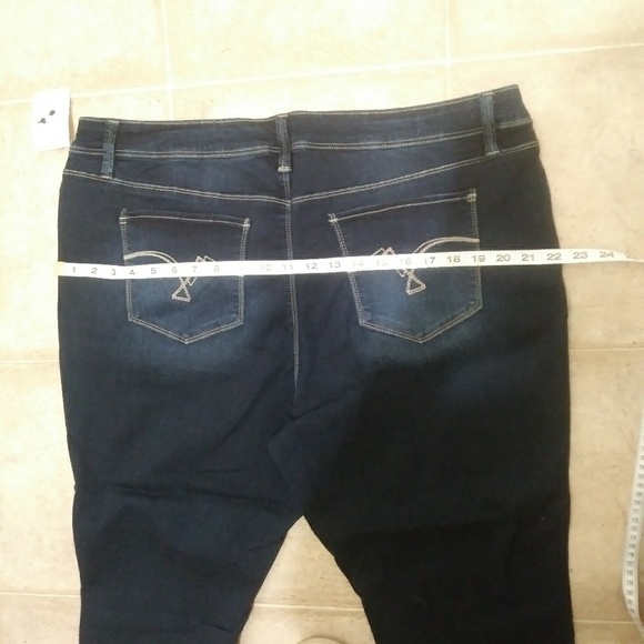 New without tag plus size capris - Picture 6 of 6